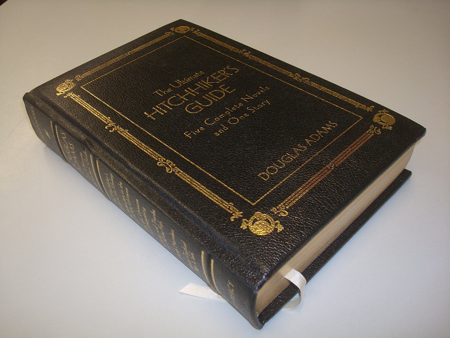 The Ultimate Hitchhiker's Guide: Five Complete Novels and On