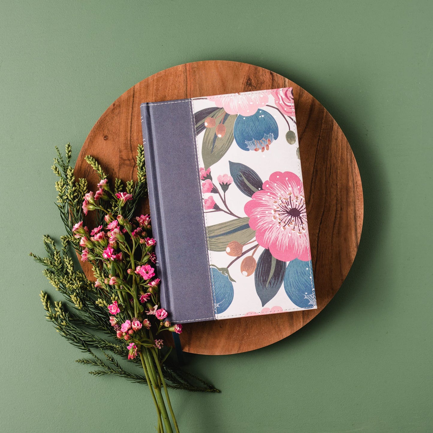 NIV, The Woman's Study Bible, Cloth over Board, Blue Floral,