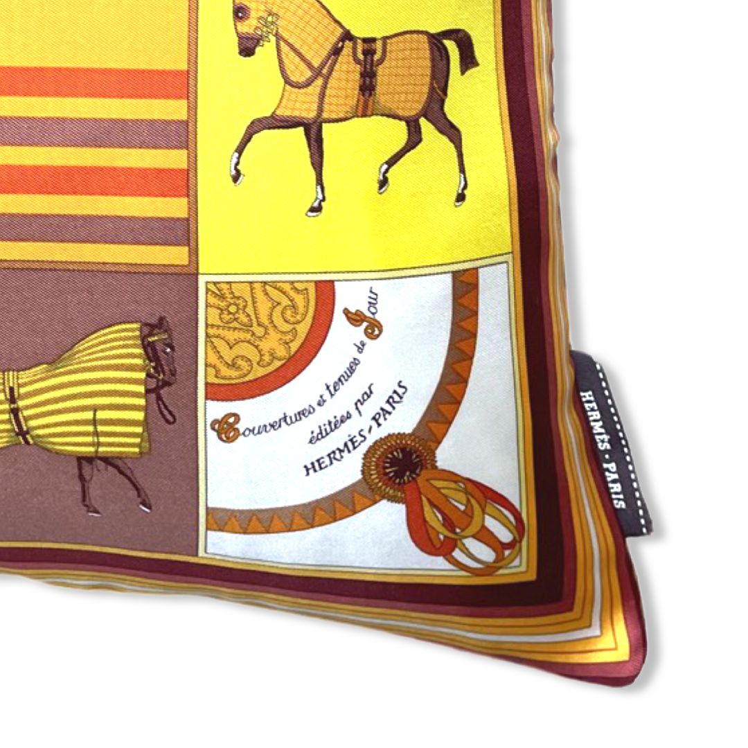 Couvertures Nouvelles Vintage Silk Scarf Pillow 17"