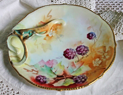 Antique Dessert Plate with Hand-Painted Strawberries. Hutschenreuther Porcelain, 1914. Modern Farmhouse, French Country. Collectible.