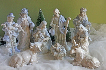 Dept. 56 Christmas Figurine: Illuminated Porcelain Family Tradition Night Light