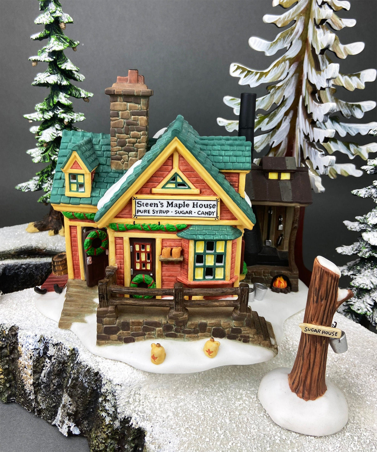 Crowntree Inn Christmas Village House by Dept 56.  Illuminated  Dickens Village Series. Made in Taiwan. Christmas Village/Diorama.