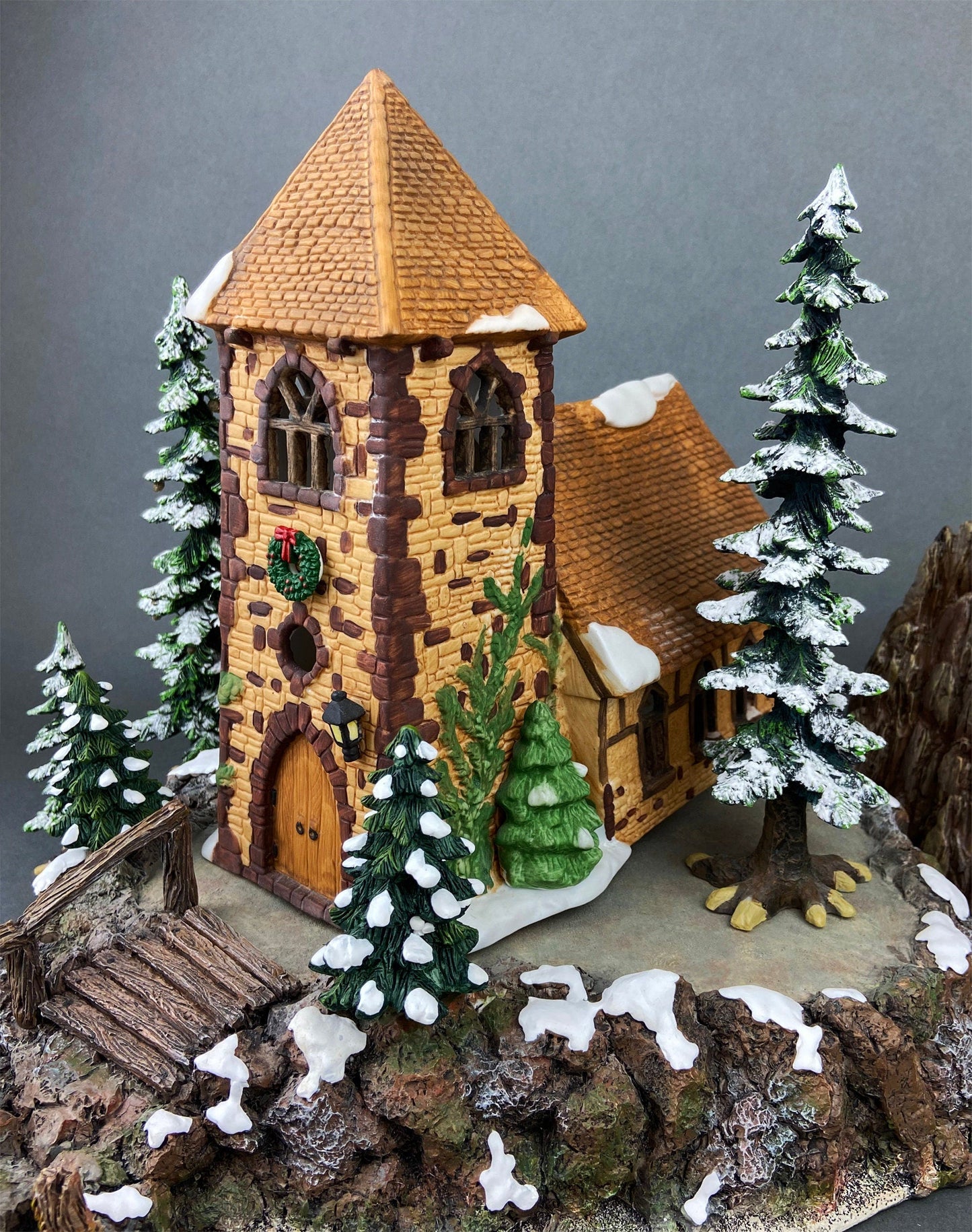 Christmas Village House by Department 56. Illuminated Brokerage House/Stock Exchange. Christmas in the City Series.