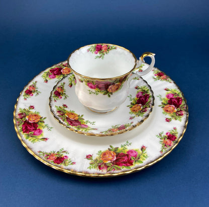 Royal Albert Old Country Roses Motif 10.25" Dinner Plates. Set of 5 Plates. Made in England. Dining Room Table Decor. Modern Farmhouse.
