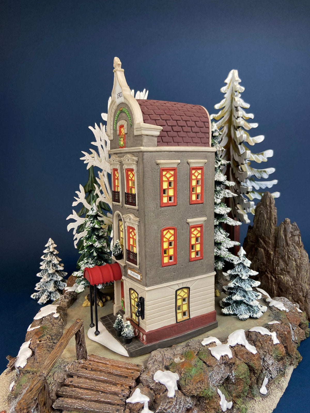 Christmas Village House by Department 56. Illuminated Brokerage House/Stock Exchange. Christmas in the City Series.