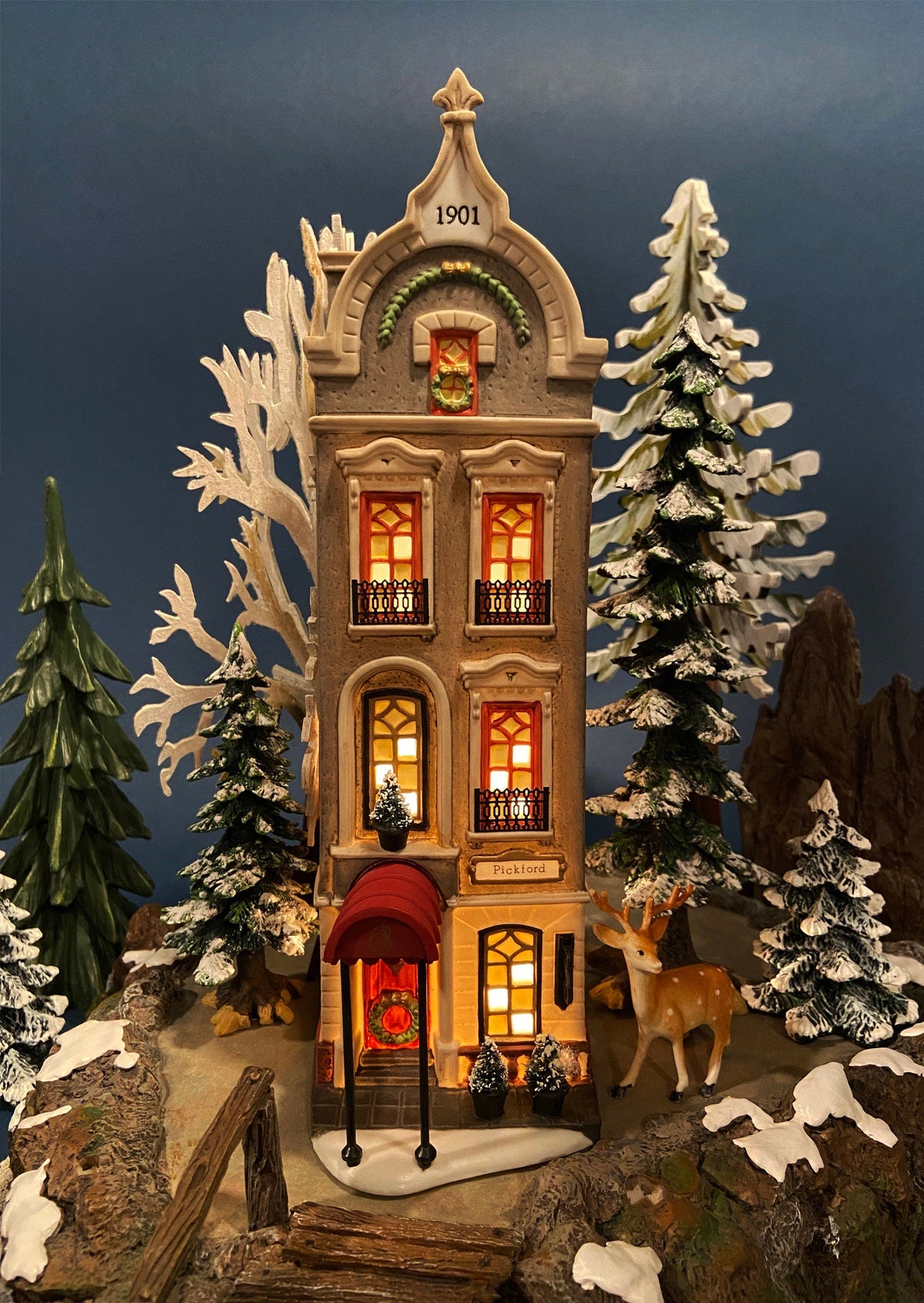 Christmas Village House by Department 56. Illuminated Brokerage House/Stock Exchange. Christmas in the City Series.