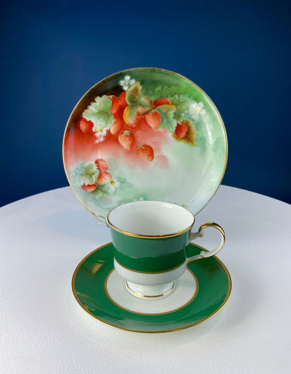 Antique Dessert Plate with Hand-Painted Strawberries. Hutschenreuther Porcelain, 1914. Modern Farmhouse, French Country. Collectible.