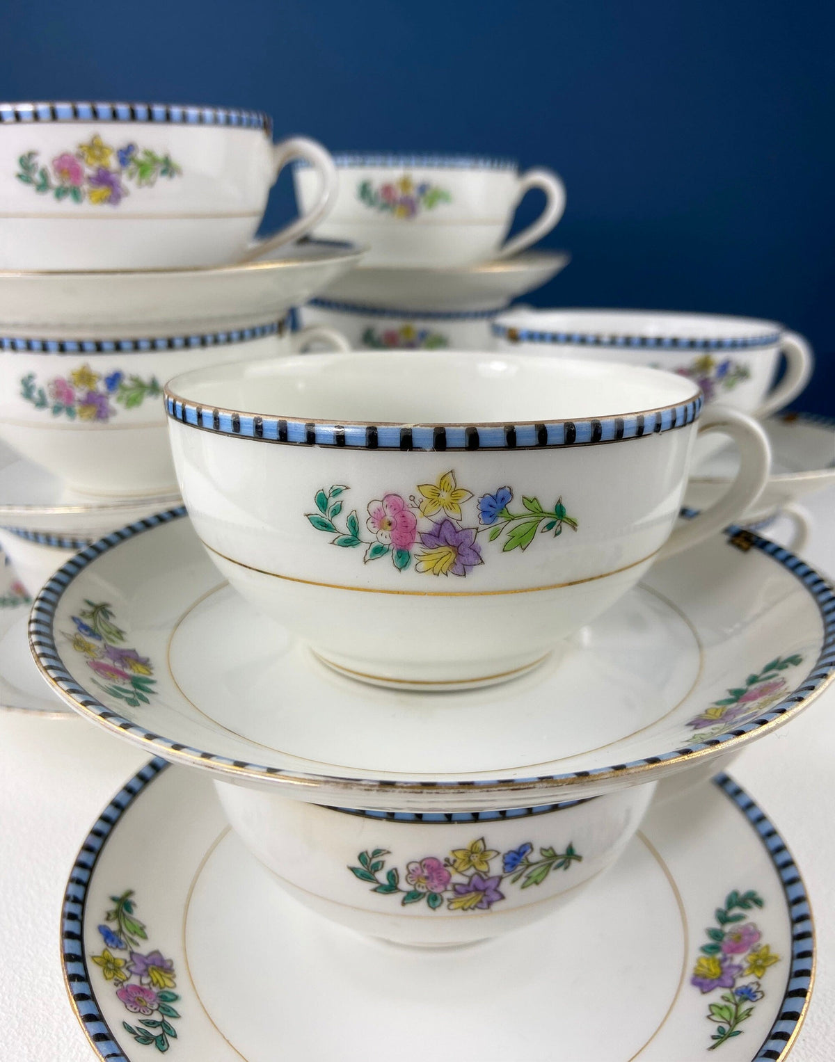 Noritake Dinner Set. Sheridan U.S. Design. 4 Dinner Plates, Large Oval Serving Bowl, 8 Cups & Saucers. Classic Minimal Look.