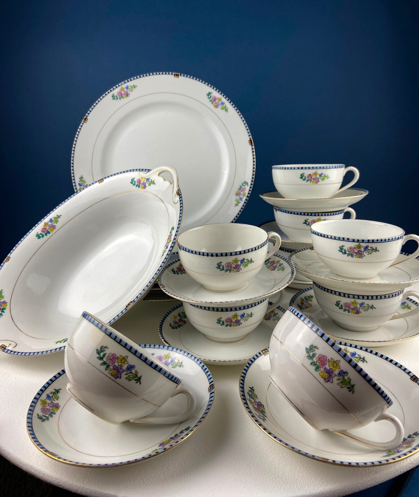 Noritake Dinner Set. Sheridan U.S. Design. 4 Dinner Plates, Large Oval Serving Bowl, 8 Cups & Saucers. Classic Minimal Look.