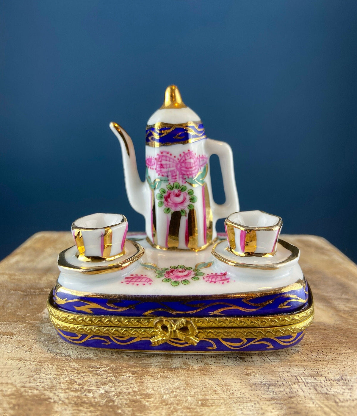 Golf Club Bag Collectible Porcelain Limoges Box.  Miniature Hand Painted Pill or Trinket Box. Gift for Golfing Dad, Buddy, Him Her.