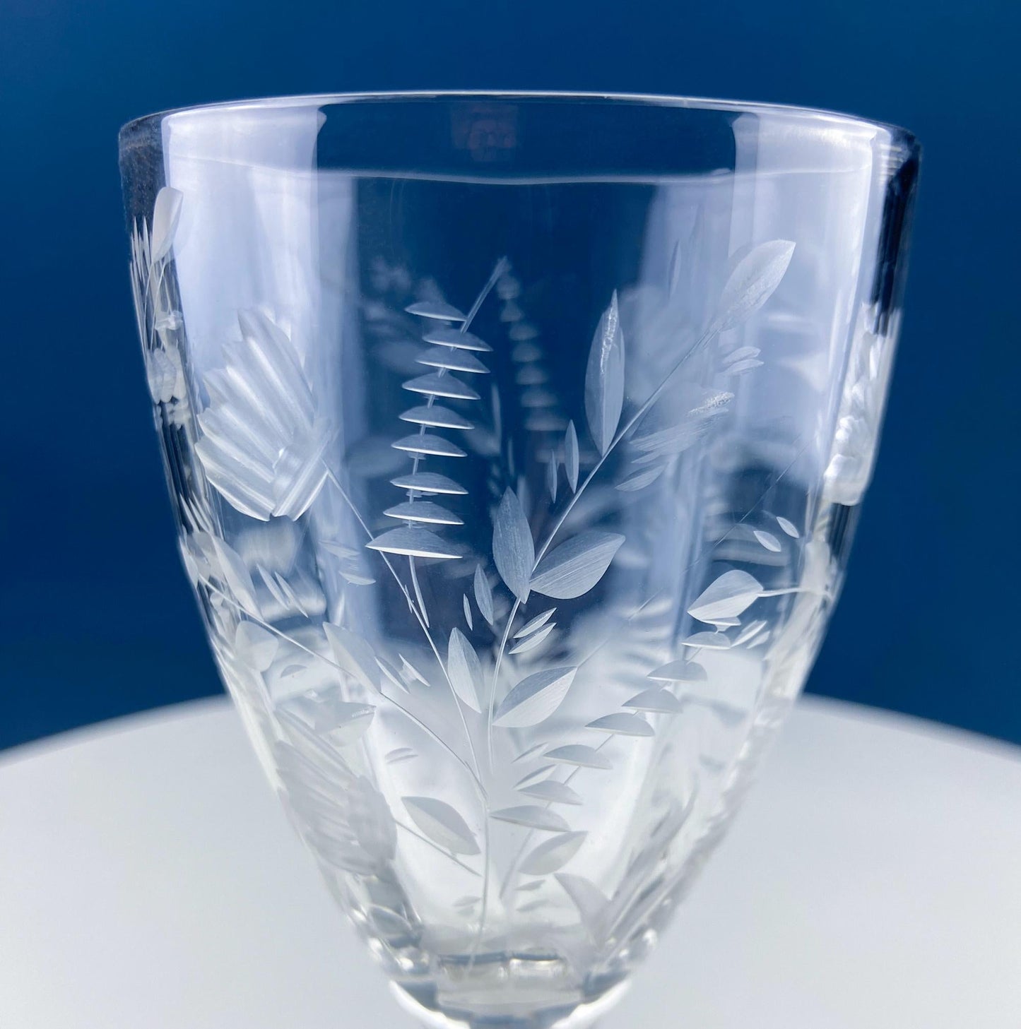 Daisy Motif Wine Goblets. Set of 5 Timeless Glasses. Dining Room Table Decor. Modern Farmhouse. Collectible Glassware. Gift for Him or Her.