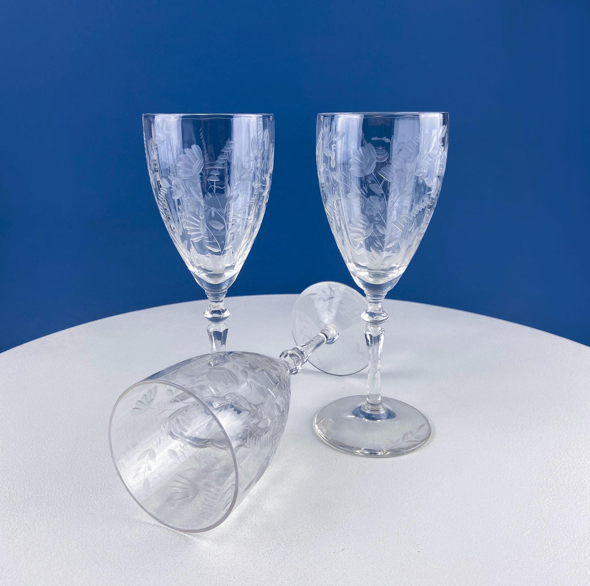Daisy Motif Wine Goblets. Set of 5 Timeless Glasses. Dining Room Table Decor. Modern Farmhouse. Collectible Glassware. Gift for Him or Her.