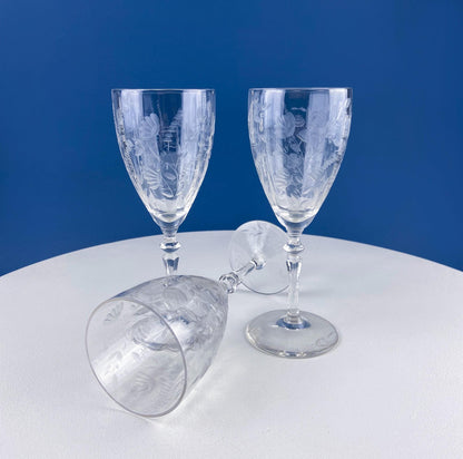 Daisy Motif Wine Goblets. Set of 5 Timeless Glasses. Dining Room Table Decor. Modern Farmhouse. Collectible Glassware. Gift for Him or Her.